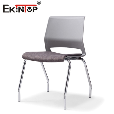 Chaise d'entraînement durable avec dossier en plastique et jambes métalliques