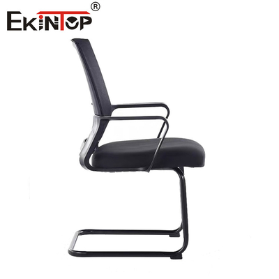 Chaise de bureau en maille noire avec cadre métallique et accoudoirs
