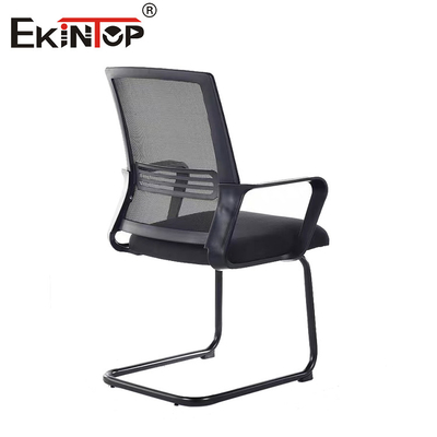 Chaise de bureau en maille noire avec cadre métallique et accoudoirs