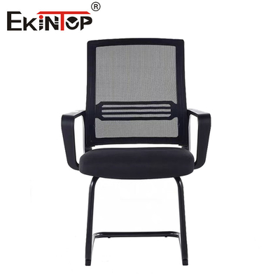 Chaise de bureau en maille noire avec cadre métallique et accoudoirs