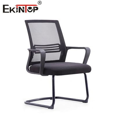 Chaise de bureau en maille noire avec cadre métallique et accoudoirs