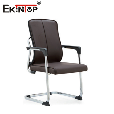 Chaise de bureau en cuir brun avec fonction pivotante réglable en hauteur