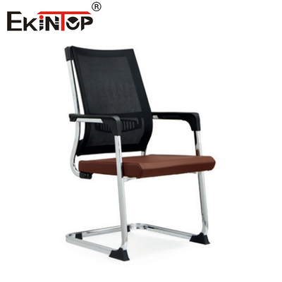 Chaise de bureau en maille personnalisable avec matériau en tissu et jambes en métal