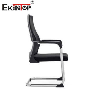 Chaise de bureau en maille en forme courbée noire avec accoudoirs pour le travail