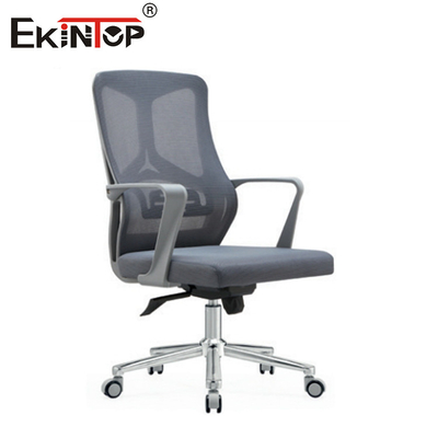 Des fauteuils de bureau pivotants avec roue