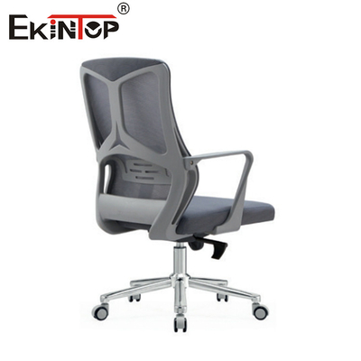 Des fauteuils de bureau pivotants avec roue