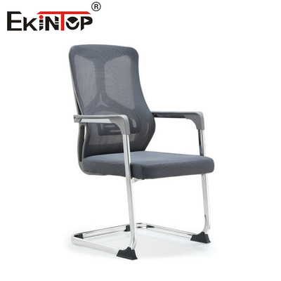 Chaise de bureau noire avec dossier en maille et cadre métallique