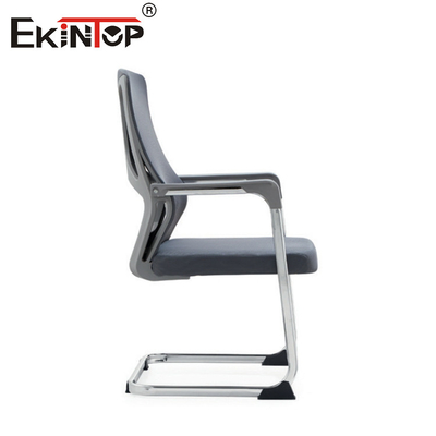 Chaise de bureau noire avec dossier en maille et cadre métallique