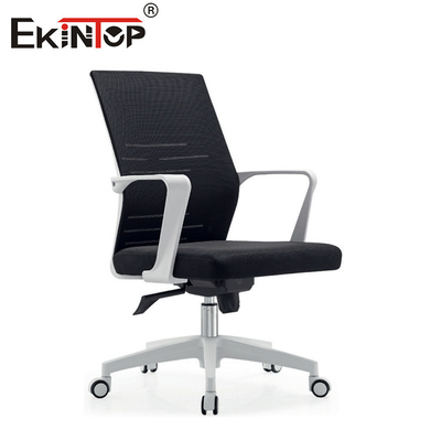 Chaise de bureau moderne en maille noire avec accoudoirs et pivotement pour le travail