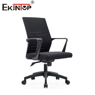 Chaise de bureau moderne en maille noire avec accoudoirs et pivotement pour le travail