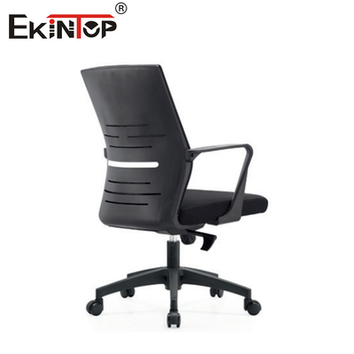 Chaise de bureau moderne en maille noire avec accoudoirs et pivotement pour le travail