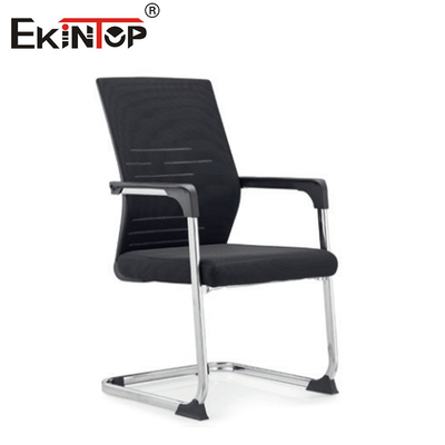 Chaise de bureau moderne en maille noire avec accoudoirs et pivotement pour le travail