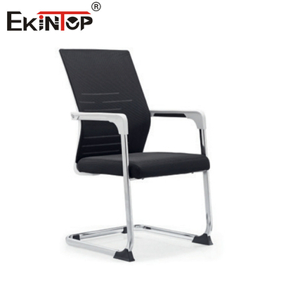 Chaise de bureau de conférence à dos en maille avec coussin de siège en mousse et accoudoirs en plastique