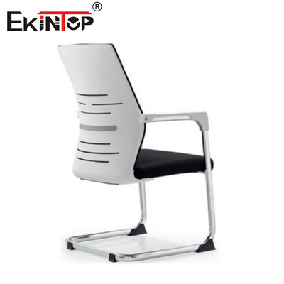 Chaise de bureau de conférence à dos en maille avec coussin de siège en mousse et accoudoirs en plastique