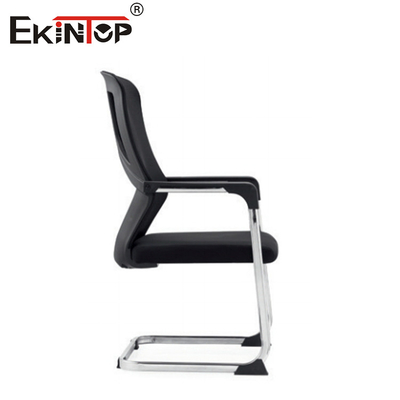 Chaise de bureau en maille de style moderne avec accoudoirs et dossier incurvé