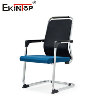 Chaise grise personnalisable avec accoudoirs et coussin en mousse