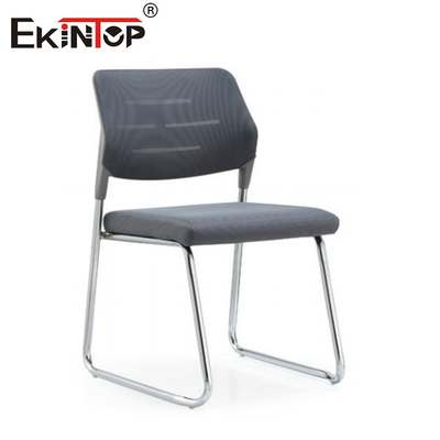 Chaise d'entraînement empilable en plastique à dos gris pour salles de réunion