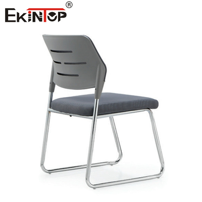 Chaise de salle d'entraînement en plastique à dos avec coussin d'éponge de siège