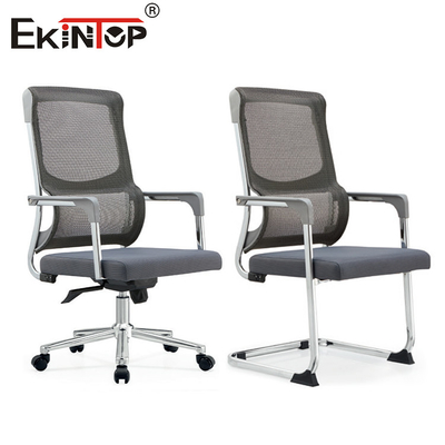 Chaise de bureau grise à dos en maille avec hauteur réglable et accoudoirs