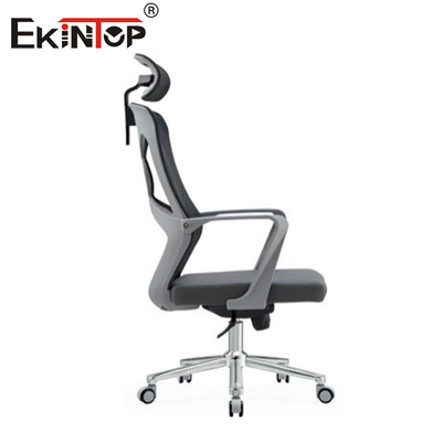 Chaise de bureau à dos haut avec matériau en maille, accoudoirs et roues de style moderne