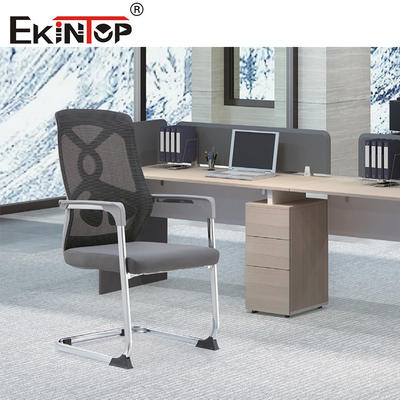 Chaise de bureau moderne ergonomique grise avec dossier et accoudoirs en maille