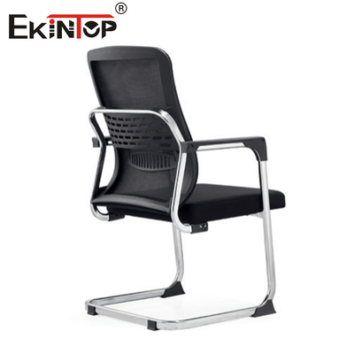 Chaise de bureau noire personnalisable avec accoudoirs et tissu en maille respirant