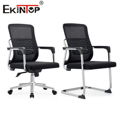Chaise de bureau noire personnalisable avec accoudoirs et tissu en maille respirant
