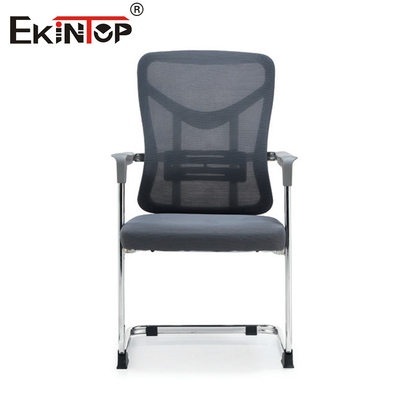 Chaise de bureau en maille grise avec accoudoirs et cadre métallique