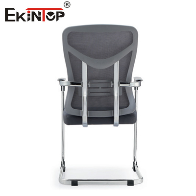 Chaise de bureau en maille grise avec accoudoirs et cadre métallique