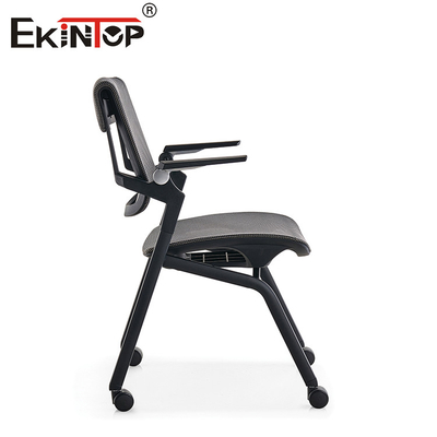 Chaise d'entraînement pliable en noir avec matériau en maille