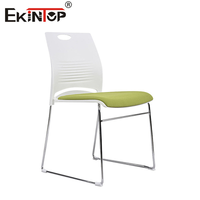 Chaise d'entraînement en plastique stable et stackable économique Chaise en plastique pour salle de conférence