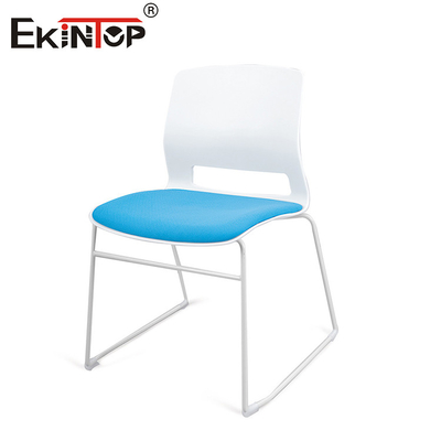 Le dossier en plastique, le siège en éponge, le coussin, la chaise d'entraînement, le design moderne.