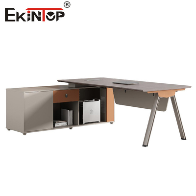 Bureau de gestion en forme de L de style moderne adapté à l'espace de bureau