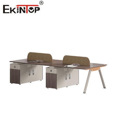 Station de travail de bureau rentable pour 4 personnes avec cadre métallique personnalisable