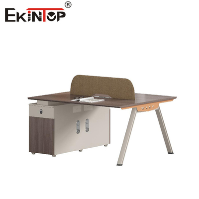 Station de travail de bureau rentable pour 4 personnes avec cadre métallique personnalisable