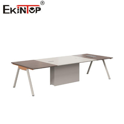 Table de conférence de style moderne avec des jambes en métal et du bois