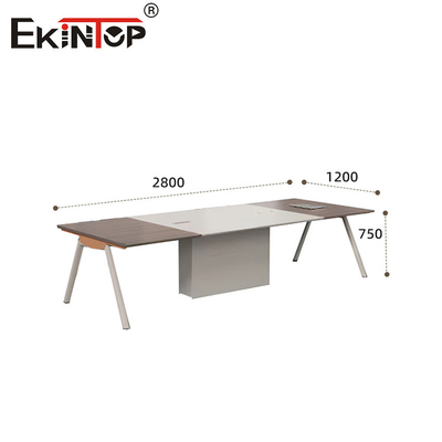 Table de conférence de style moderne avec des jambes en métal et du bois