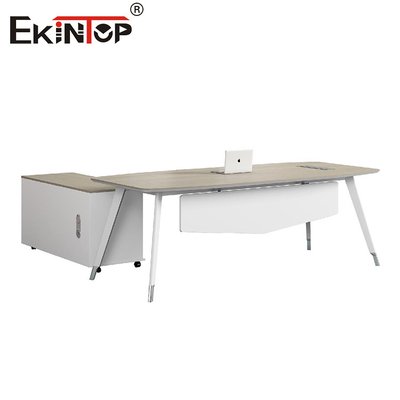Bureau de bureau moderne et élégant avec des jambes métalliques et un armoire fixe