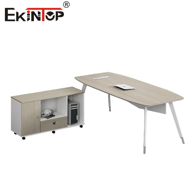 Bureau de bureau moderne et élégant avec des jambes métalliques et un armoire fixe