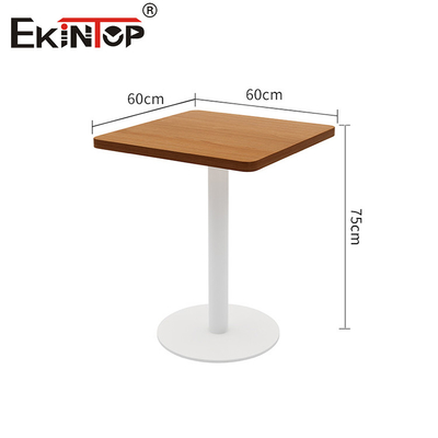 Table à café en bois avec style moderne et base métallique