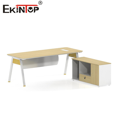 Bureau d'employé de couleur noix avec un design moderne personnalisable