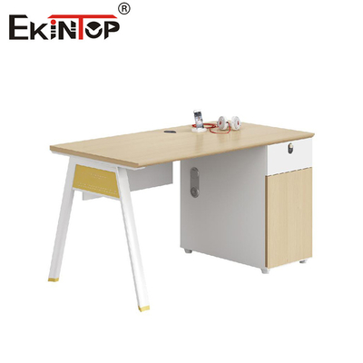 Station de travail de bureau pour employés de couleur noyer avec armoire de rangement