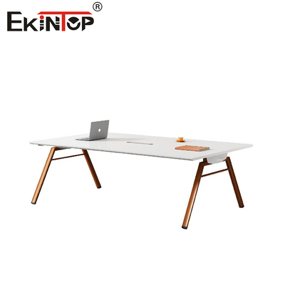 Table de conférence de style minimaliste moderne avec des jambes en métal et une table en bois