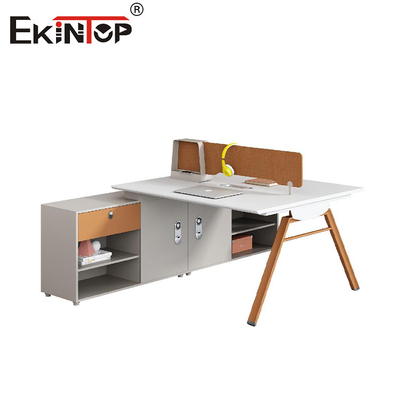 Station de travail pour employés en bois blanc orange avec cloisons