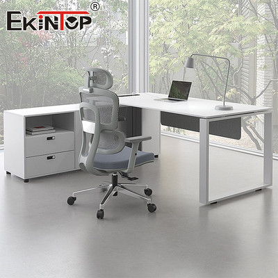 Bureau de bureau blanc en forme de L avec des matériaux écologiques
