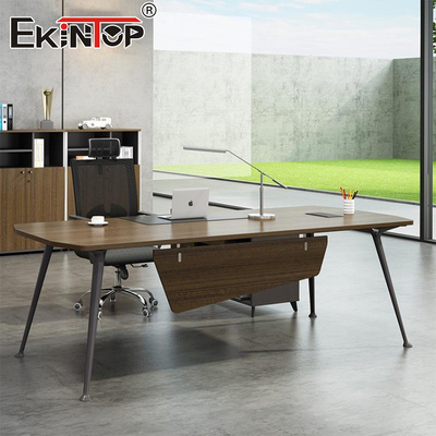 Des bureaux de bureau personnalisés en bois