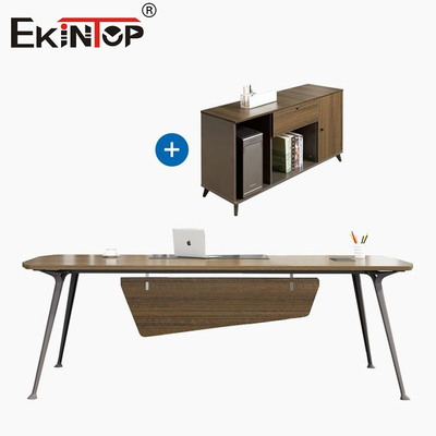Des bureaux de bureau personnalisés en bois
