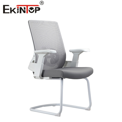 Une chaise confortable avec un ordinateur moderne