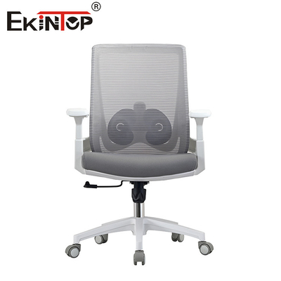 Une chaise confortable avec un ordinateur moderne