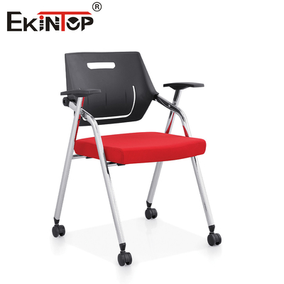 Chaise de formation liée à l'apprentissage collaboratif intégrée au bureau pour le travail en équipe